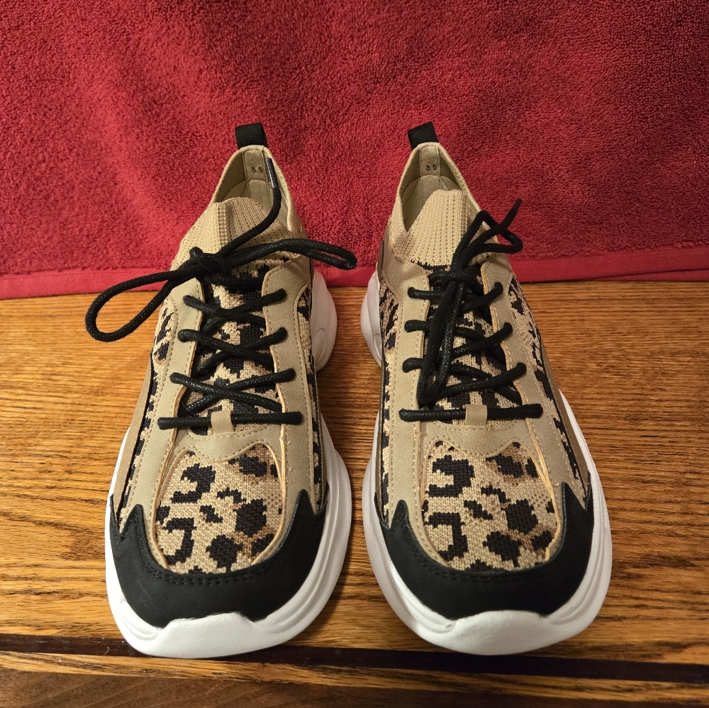Stylish Leopard Print Sneakers - Picture 2 of 6